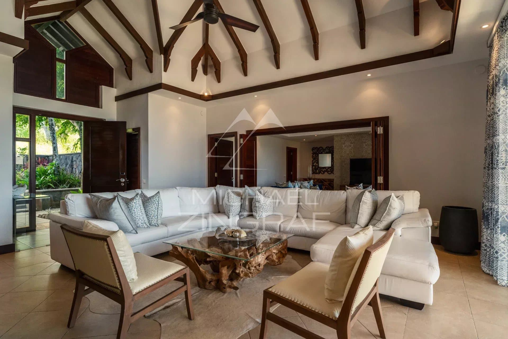 Salon d’une villa à Bel Ombre Intérieur d'une villa moderne avec salon spacieux et mobilier élégant à Bel Ombre.