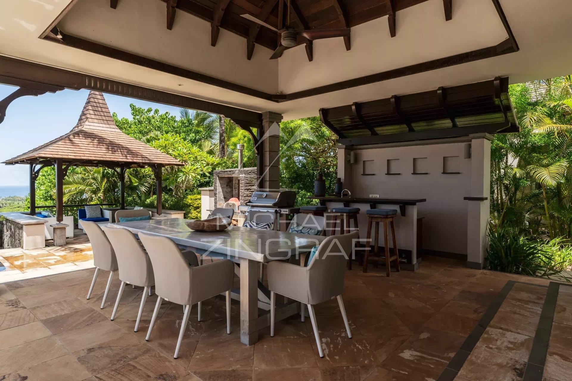 Terrasse de villa avec vue sur l’océan Terrasse extérieure d'une villa avec barbecue et espace repas, vue sur l'océan à Bel Ombre.
