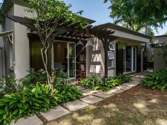 Villa moderne avec jardin et accès à l'extérieur, située à Bel Ombre.