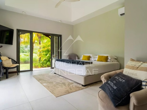 Chambre moderne avec accès à l'extérieur, vue sur la verdure, décorée récemment.