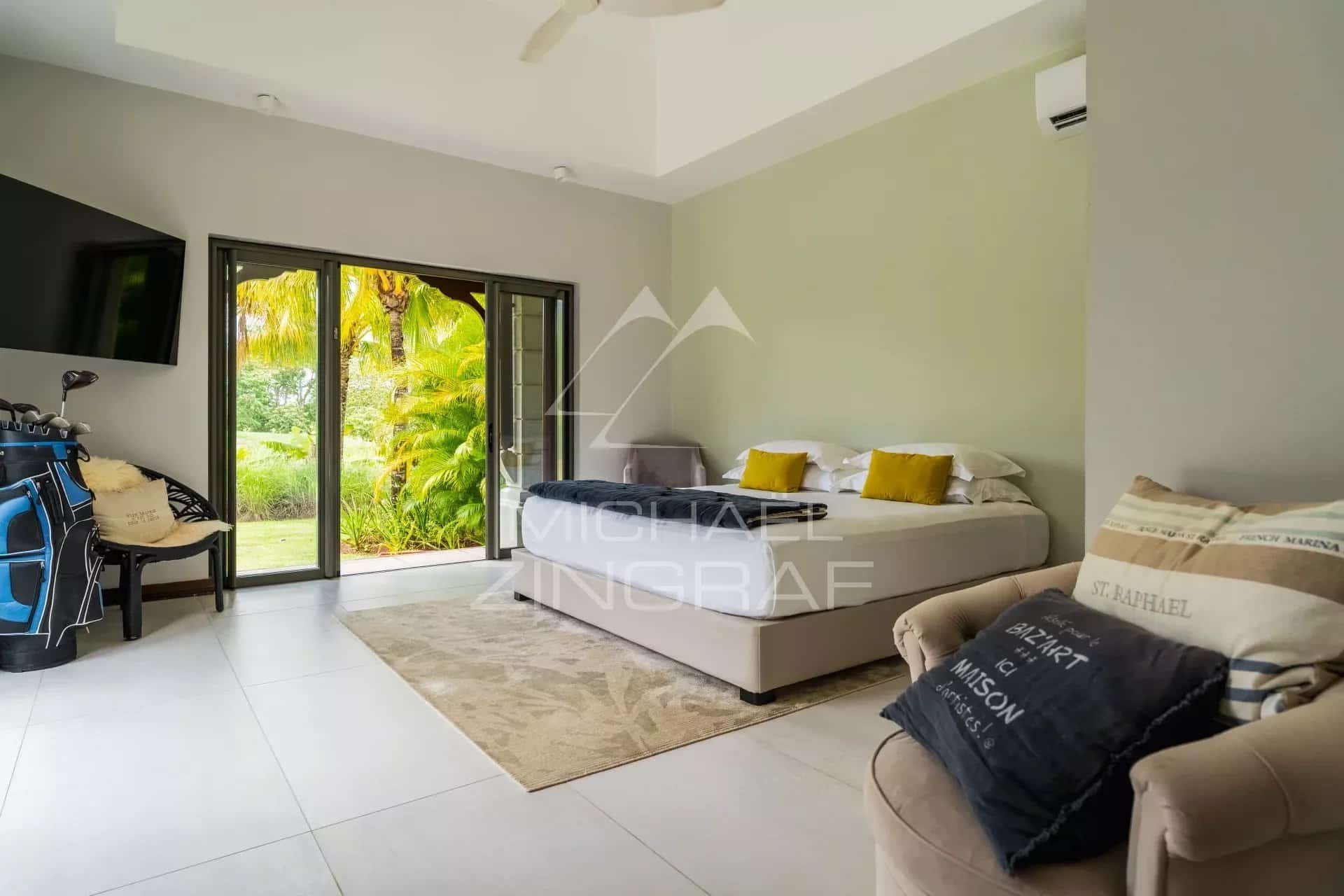 Chambre moderne avec accès à l'extérieur, vue sur la verdure, décorée récemment.