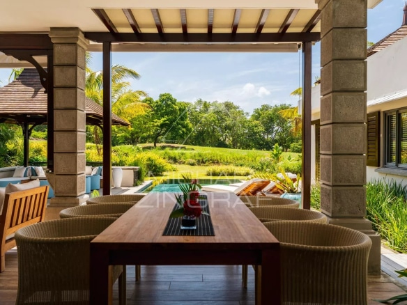 Terrasse d'une villa contemporaine avec vue sur un parcours de golf à Bel Ombre.