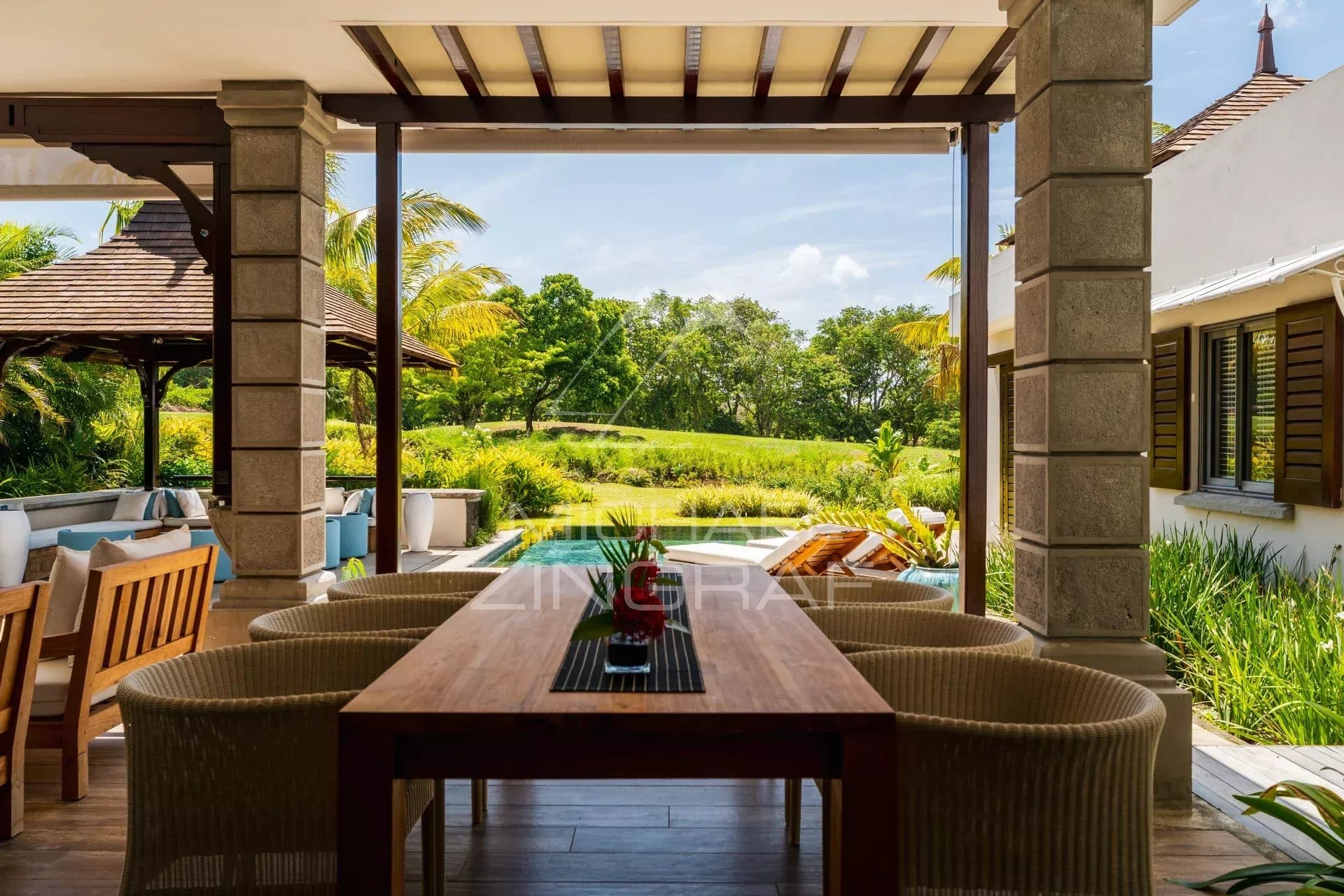 Terrasse d'une villa contemporaine avec vue sur un parcours de golf à Bel Ombre.