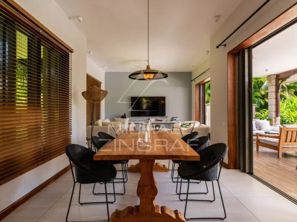 Intérieur d'une villa contemporaine avec salle à manger et salon modernes.