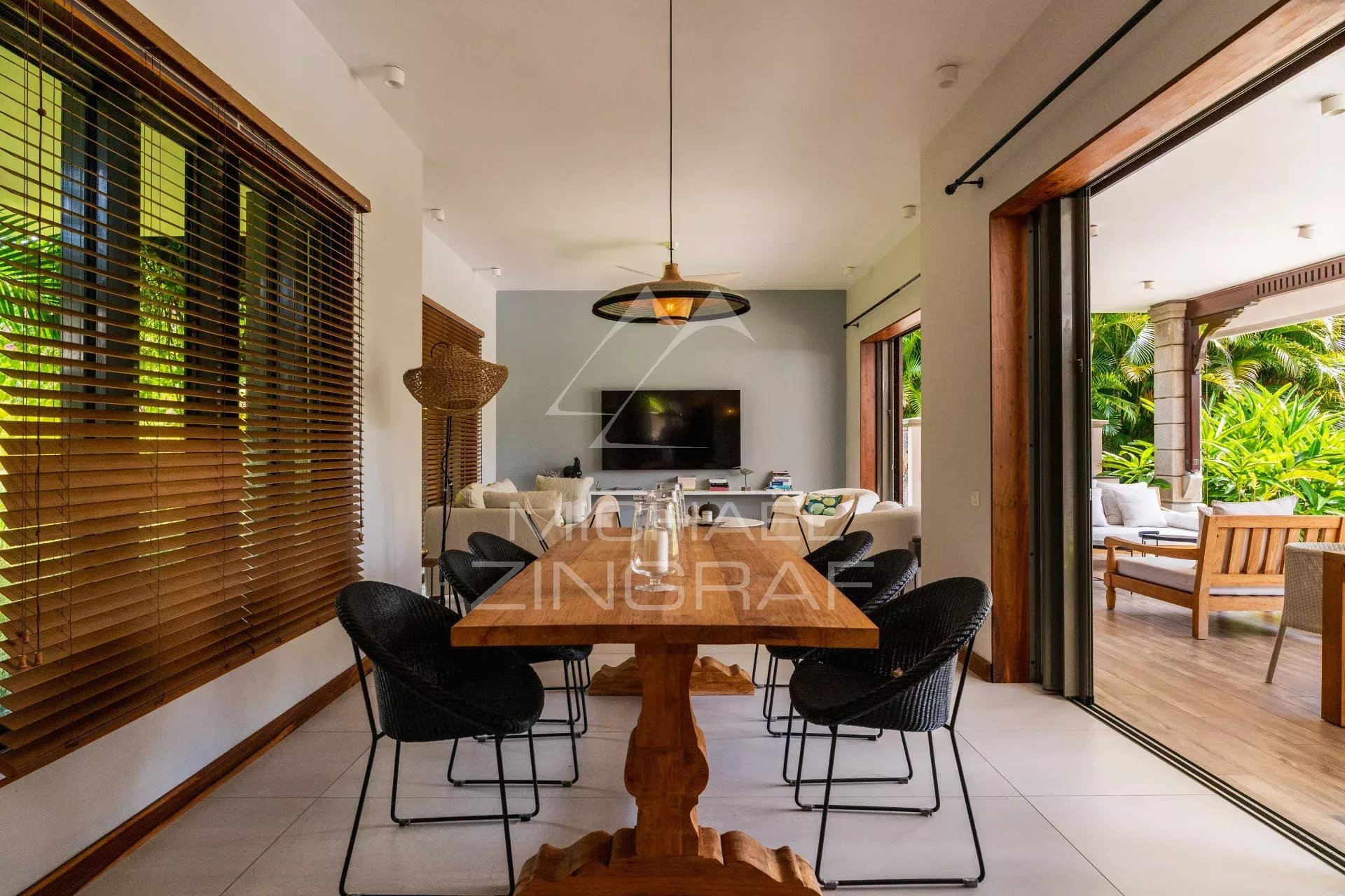 Intérieur d'une villa contemporaine avec salle à manger et salon modernes.