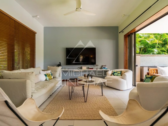 Intérieur d'une villa contemporaine avec salon moderne et télévision.