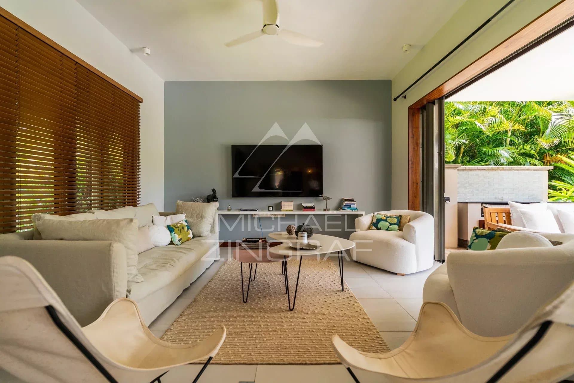 Intérieur d'une villa contemporaine avec salon moderne et télévision.
