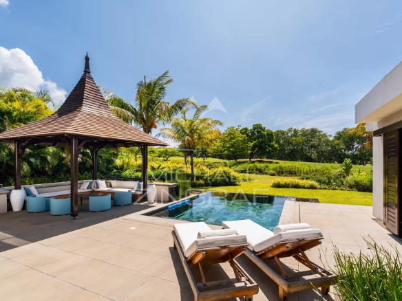 Villa contemporaine avec piscine et espace détente face à un parcours de golf à Bel Ombre.