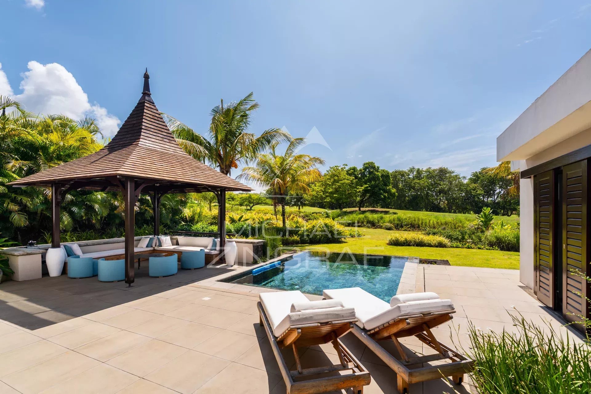 Villa contemporaine avec piscine et espace détente face à un parcours de golf à Bel Ombre.
