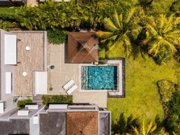 Vue aérienne d'une villa contemporaine avec piscine et espaces verts à Bel Ombre.