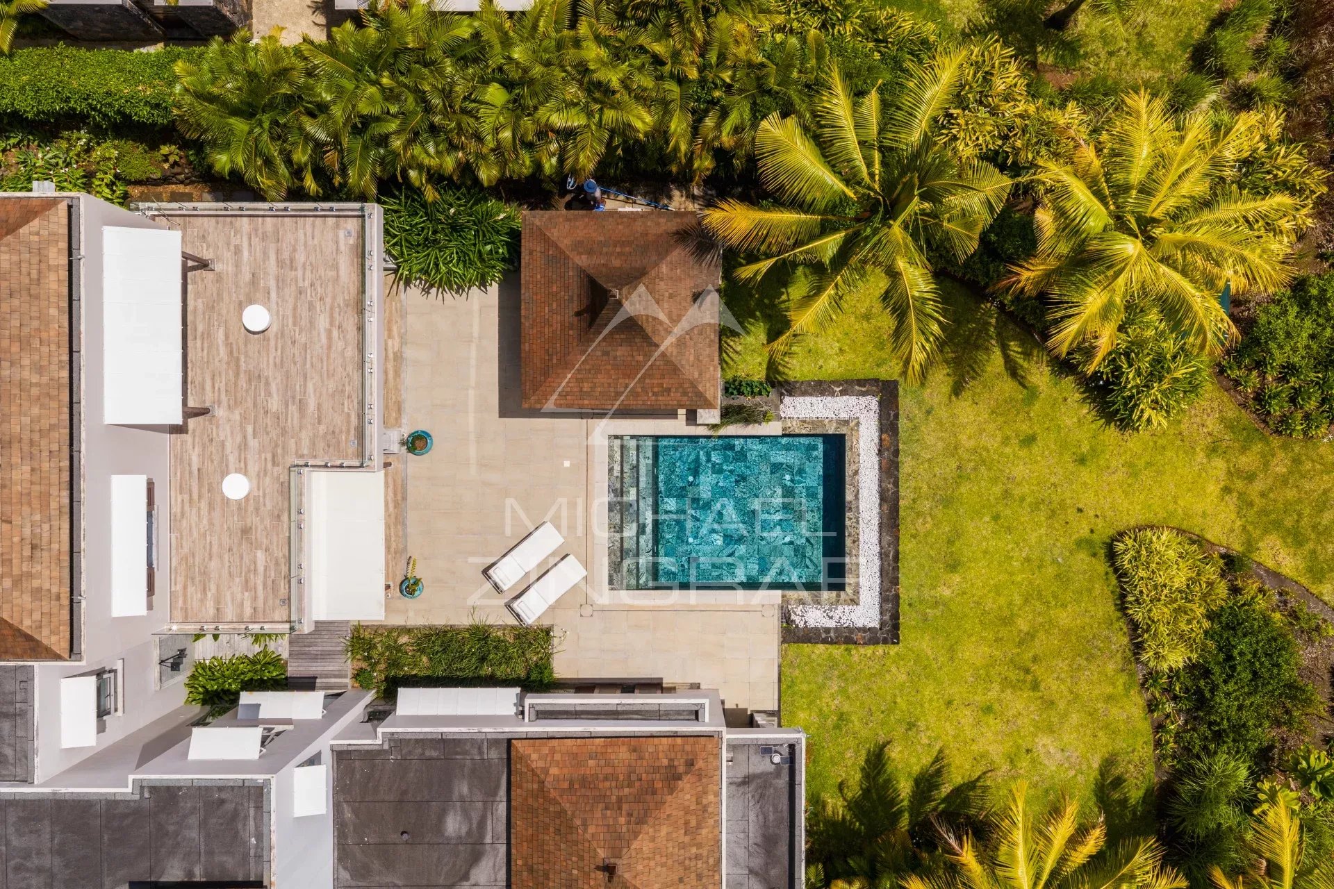 Vue aérienne d'une villa contemporaine avec piscine et espaces verts à Bel Ombre.