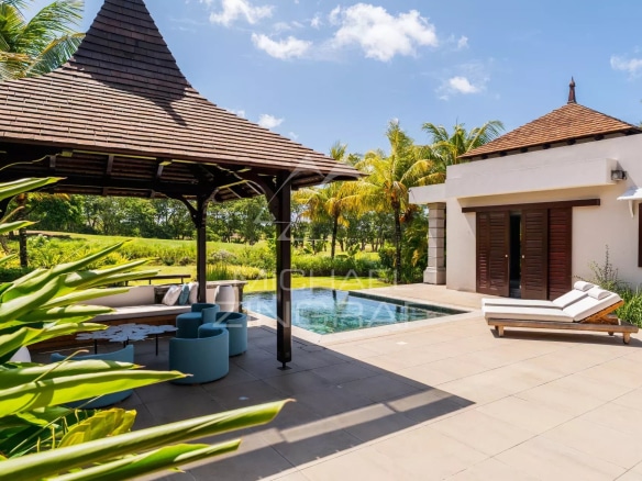 Villa contemporaine avec piscine et terrasse, entourée de verdure à Bel Ombre