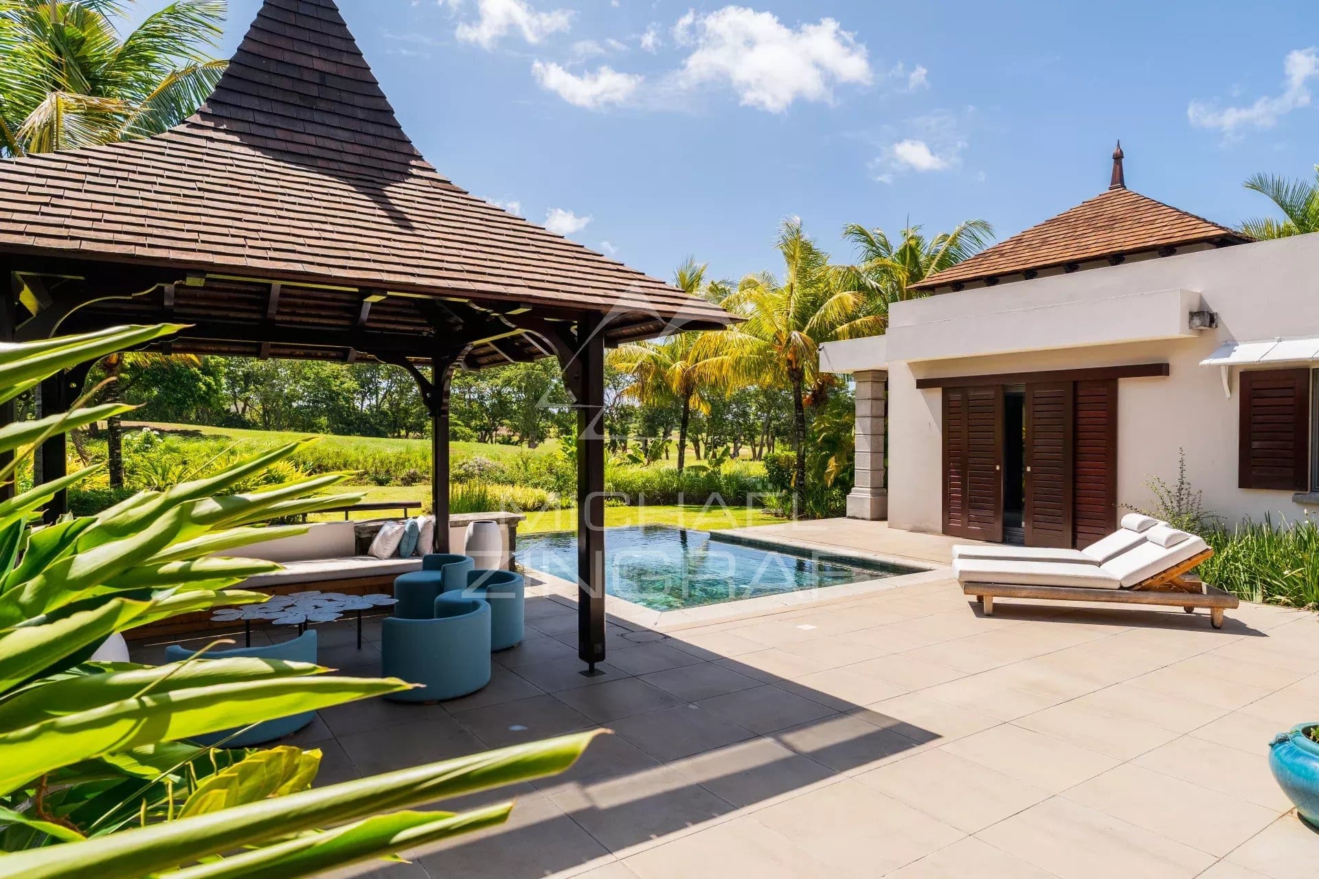 Villa contemporaine avec piscine et terrasse, entourée de verdure à Bel Ombre