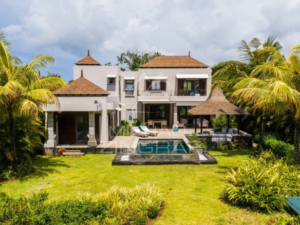 Villa contemporaine avec piscine et jardin, face au golf à Bel Ombre.