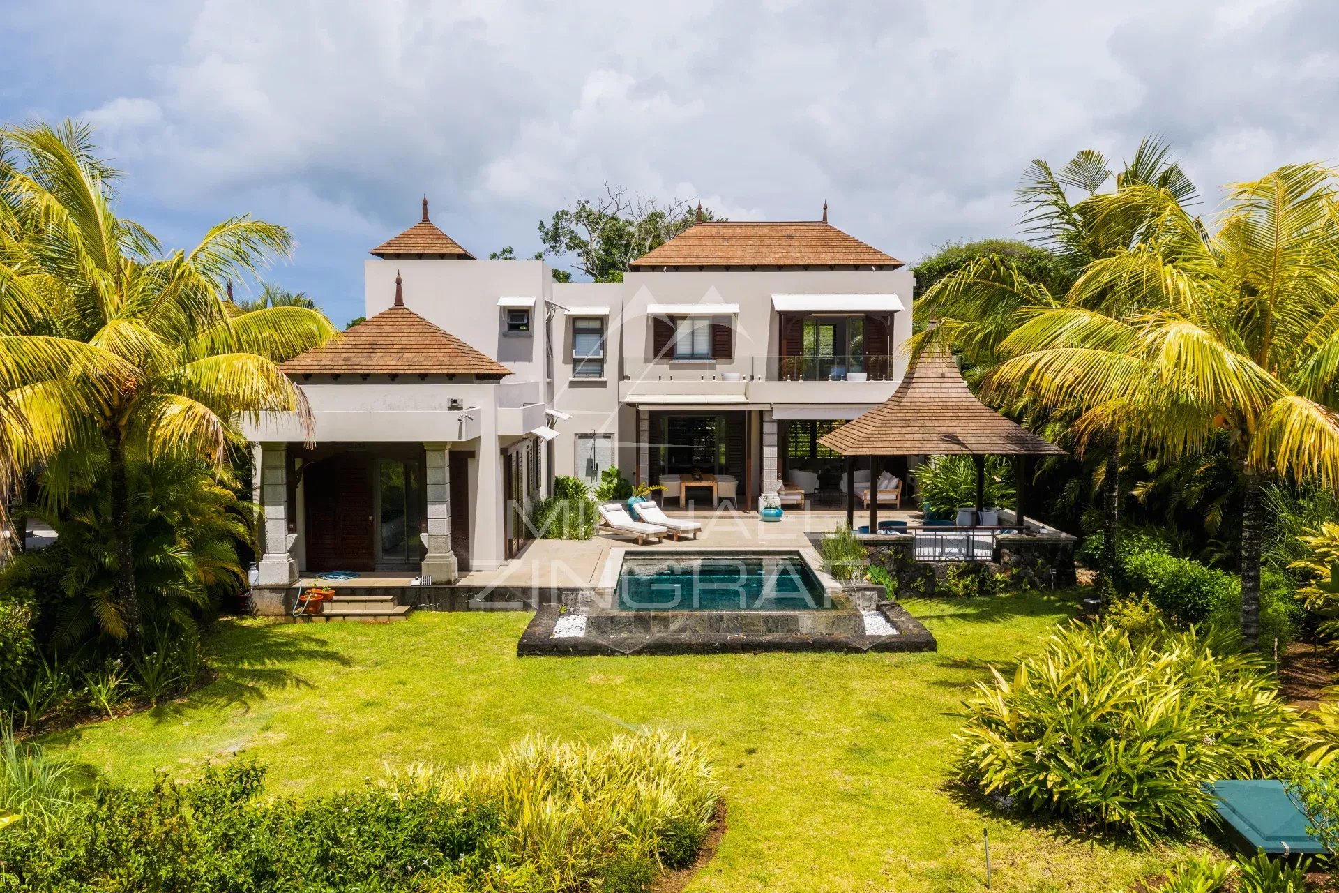 Villa contemporaine avec piscine et jardin, face au golf à Bel Ombre.