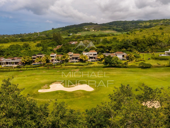 Vue aérienne d'une villa contemporaine face au golf avec un fairway et des maisons environnantes à Bel Ombre.