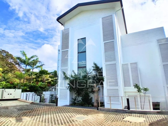 Facade of a modern apartment in Pointe aux Canonniers, Grand Baie, with garden and outdoor space.
