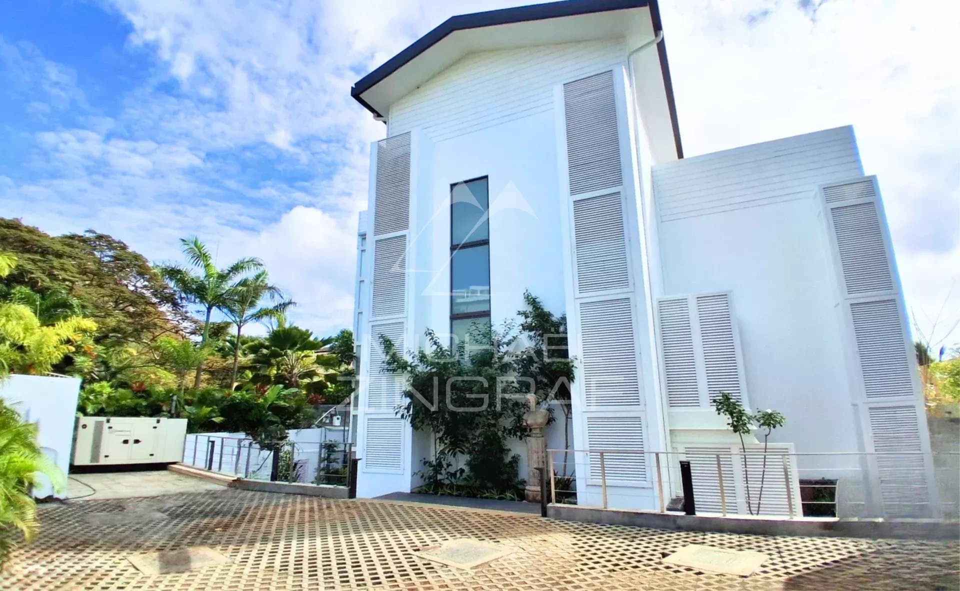 Facade of a modern apartment in Pointe aux Canonniers, Grand Baie, with garden and outdoor space.
