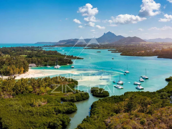 Vue panoramique de la côte est de l'île Maurice avec plages et bateaux dans la lagune.