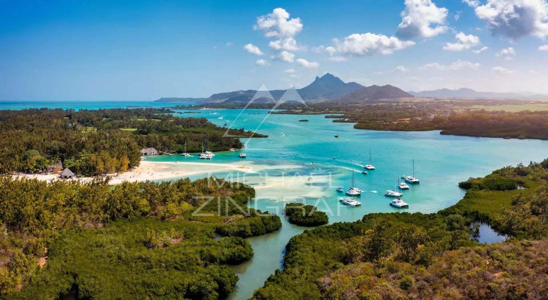 Vue de Belle Mare Vue panoramique de la côte est de l'île Maurice avec plages et bateaux dans la lagune.