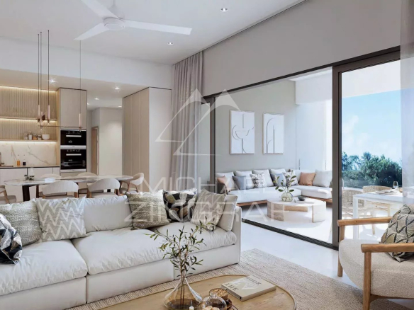 Intérieur d'un penthouse de luxe avec salon lumineux et cuisine ouverte à Belle Mare.