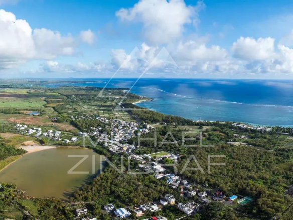 Vue aérienne de Belle Mare avec la côte et des espaces verts.