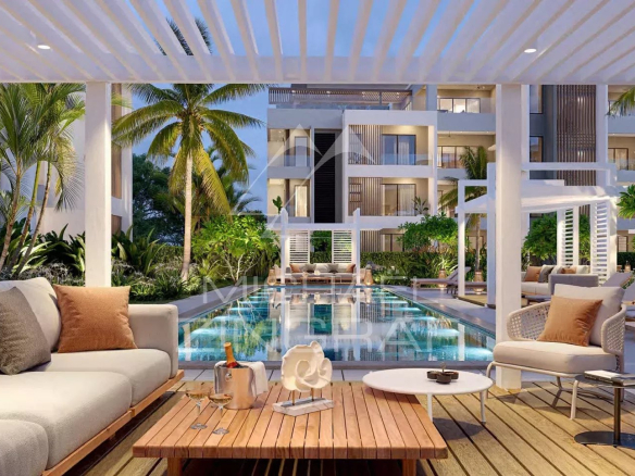 Terrasse d'un penthouse de luxe avec piscine et mobilier moderne à Belle Mare, île Maurice.