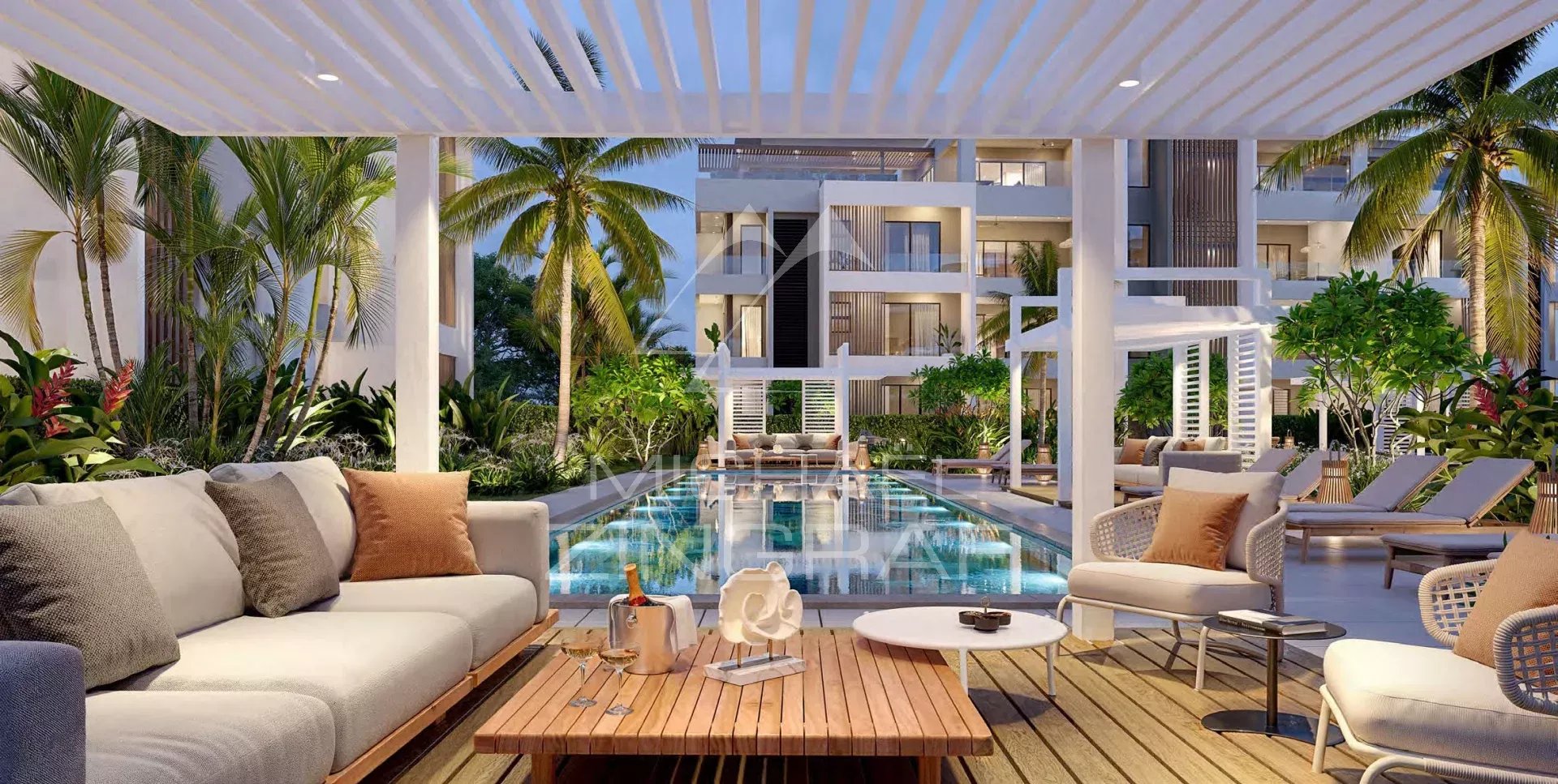 Penthouse de Luxe à Belle Mare Terrasse d'un penthouse de luxe avec piscine et mobilier moderne à Belle Mare, île Maurice.