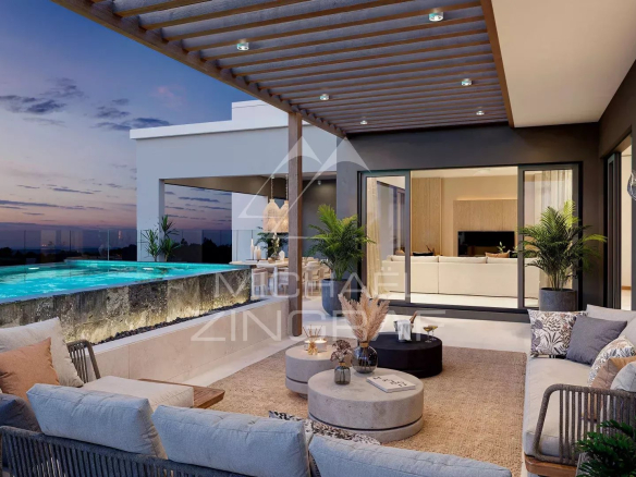 Terrasse d'un penthouse de luxe à Belle Mare avec piscine et mobilier moderne.