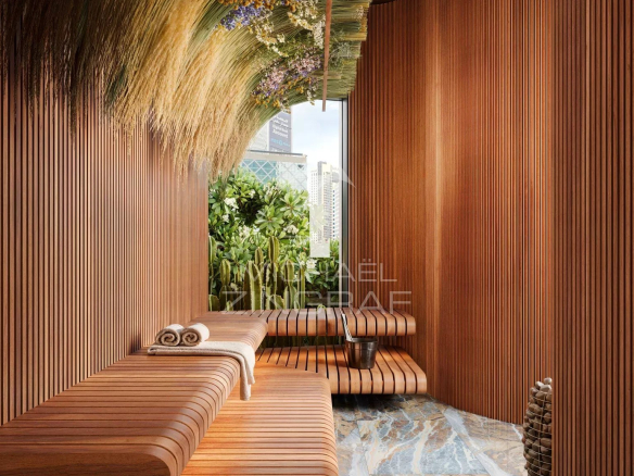 Intérieur d'un espace de bien-être en bois avec des plantes, situé à Dubai.