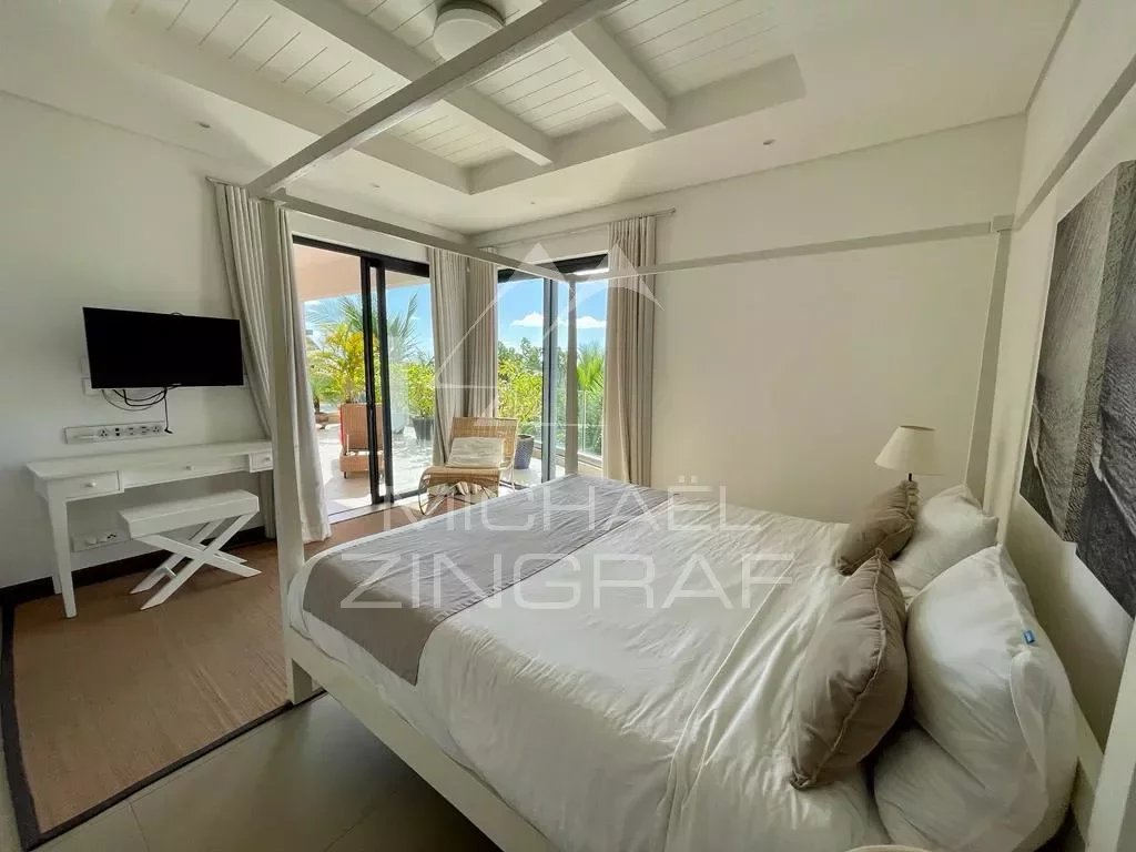 Penthouse room in Haute Rive with sea view, double bed and access to a balcony.