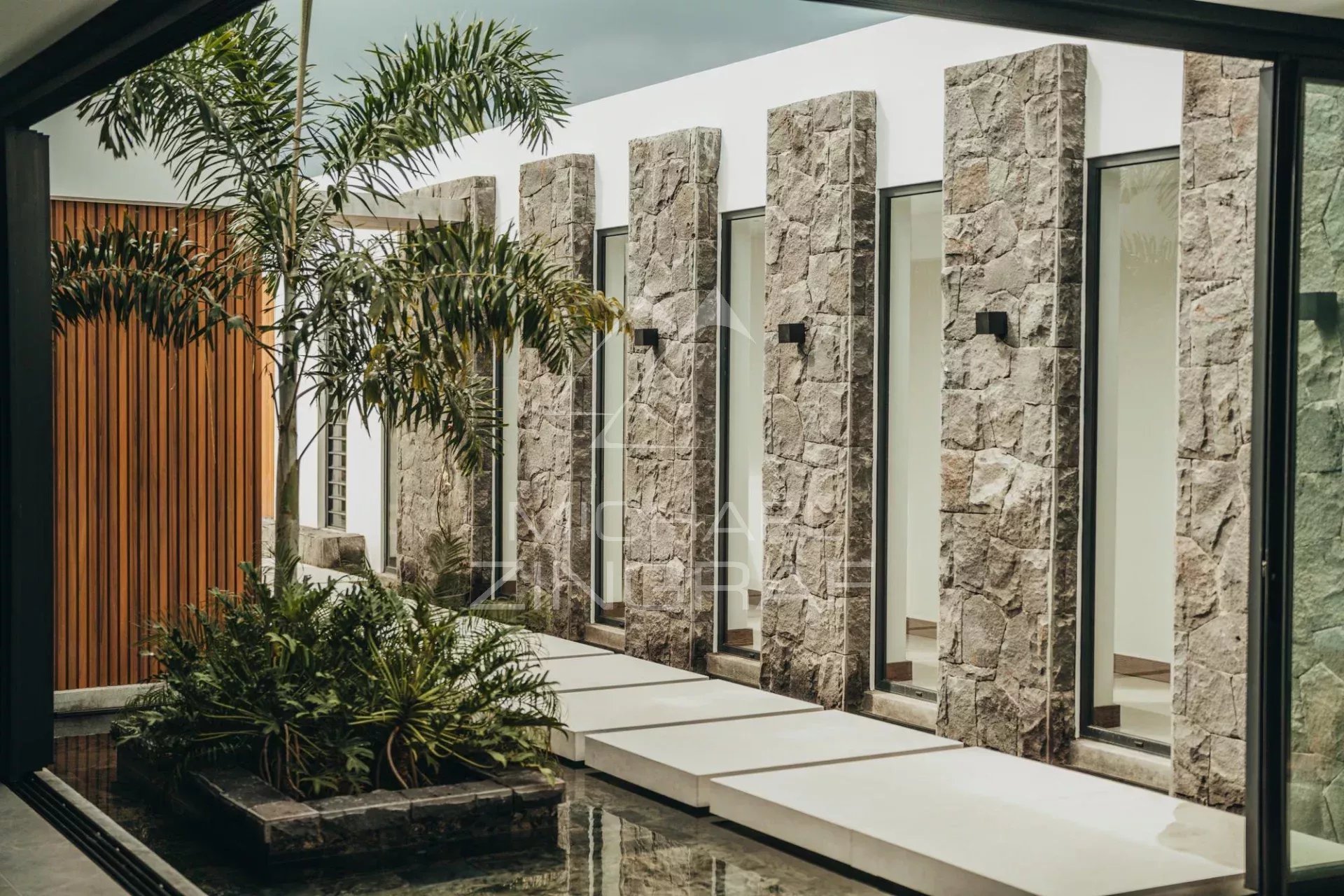 Exceptional villa in Haute Rive Modern villa with stone walls and garden, located in Haute Rive.