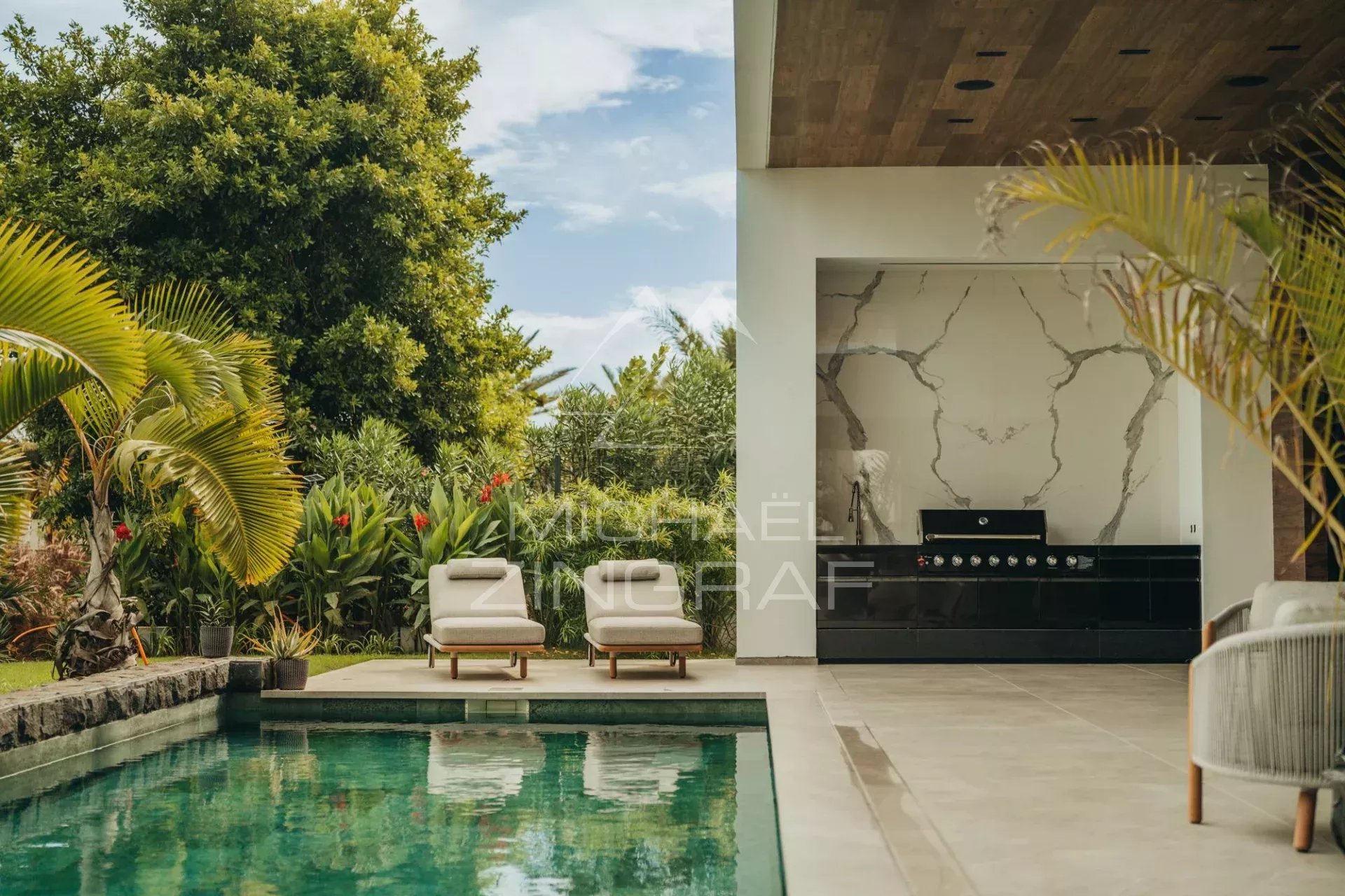 Exceptional villa in Haute Rive Modern villa with swimming pool, sun loungers and barbecue, surrounded by greenery in Haute Rive.