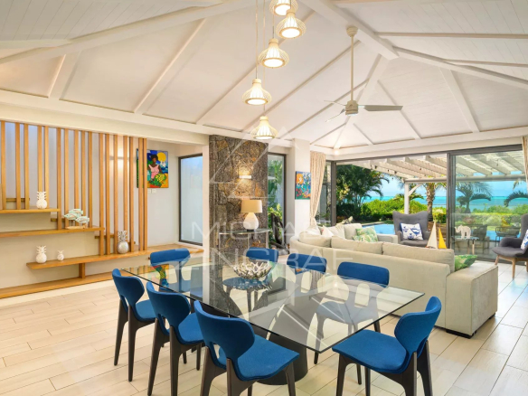 Intérieur lumineux d'une villa à Haute Rive avec salon, salle à manger et cuisine ouverte.