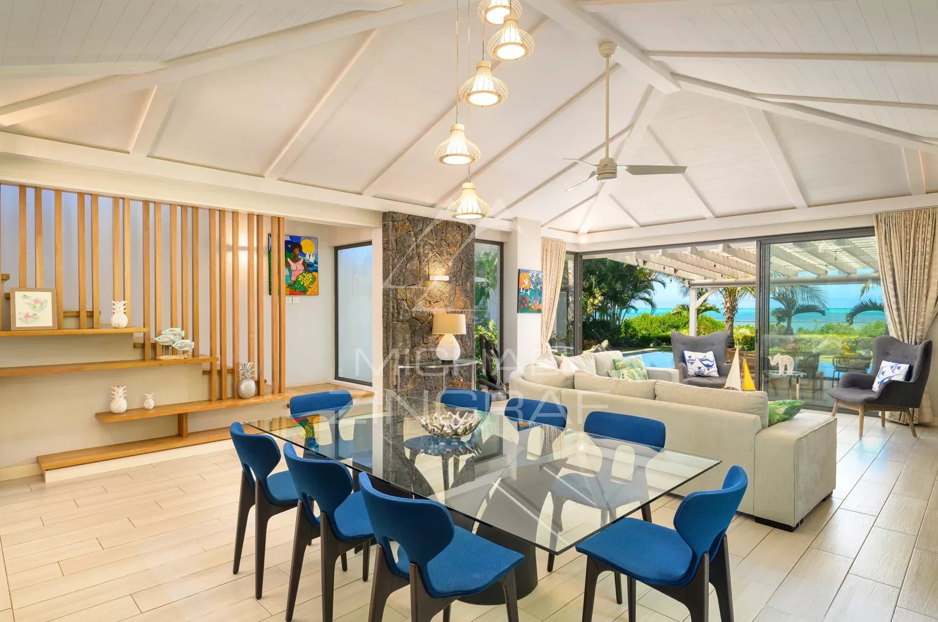 Intérieur de la villa à Haute Rive Intérieur lumineux d'une villa à Haute Rive avec salon, salle à manger et cuisine ouverte.