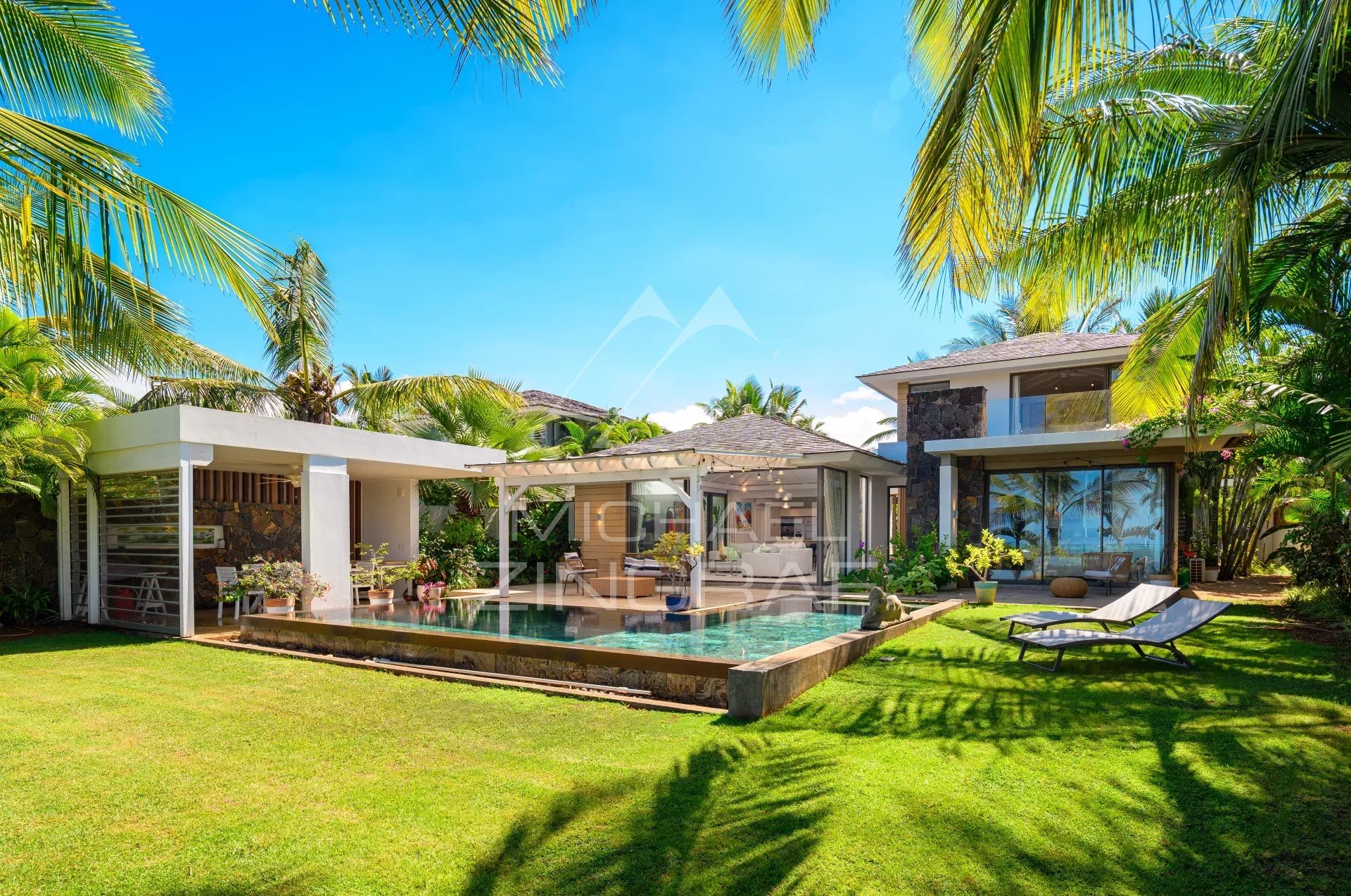 Villa d’exception à Haute Rive Villa moderne avec piscine privée et jardin, vue sur le lagon à Haute Rive.
