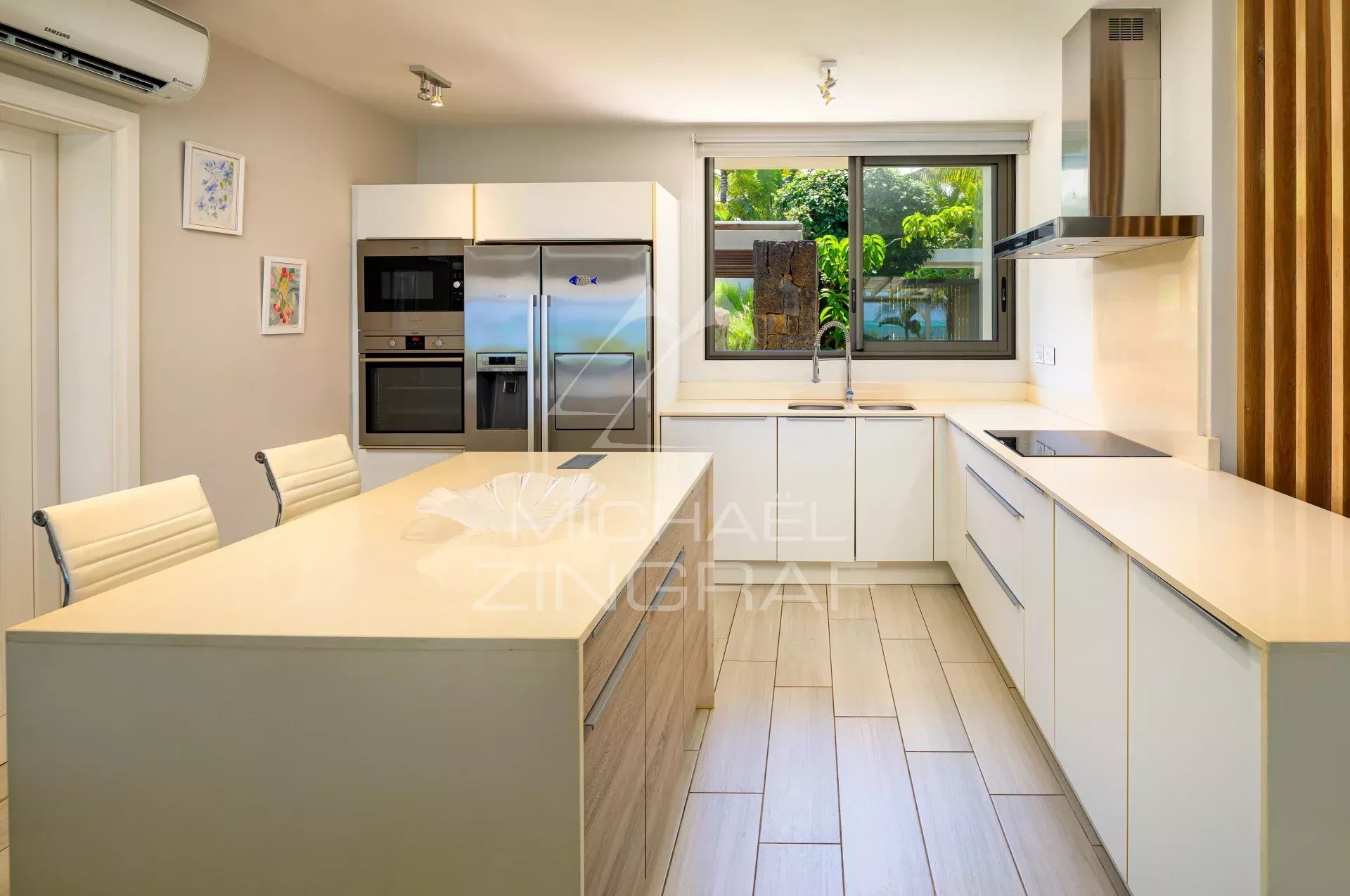 Cuisine de villa à Haute Rive Cuisine moderne et lumineuse d'une villa à Haute Rive, avec îlot central et équipements intégrés.