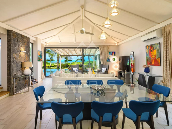 Intérieur lumineux d'une villa à Haute Rive avec vue sur le lagon et piscine extérieure.