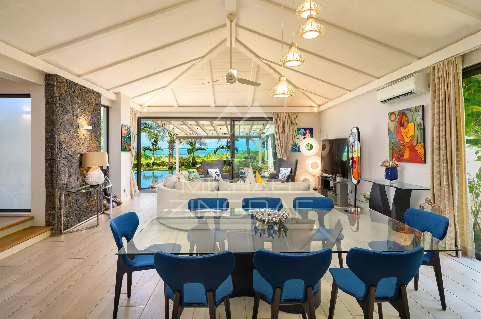 Intérieur de la villa à Haute Rive Intérieur lumineux d'une villa à Haute Rive avec vue sur le lagon et piscine extérieure.
