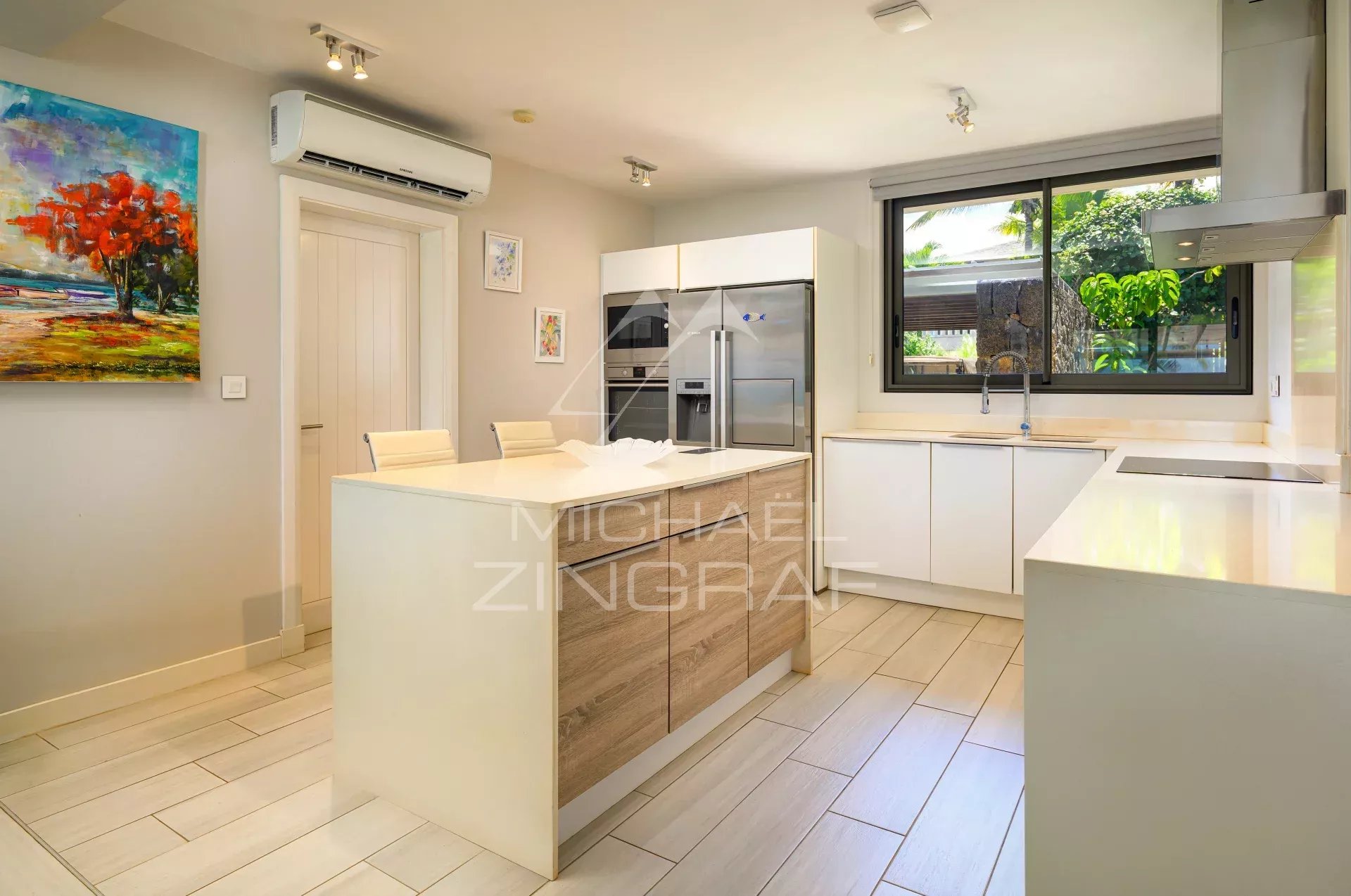 Cuisine d’une villa à Haute Rive Cuisine moderne avec îlot central et appareils électroménagers en inox dans une villa à Haute Rive.