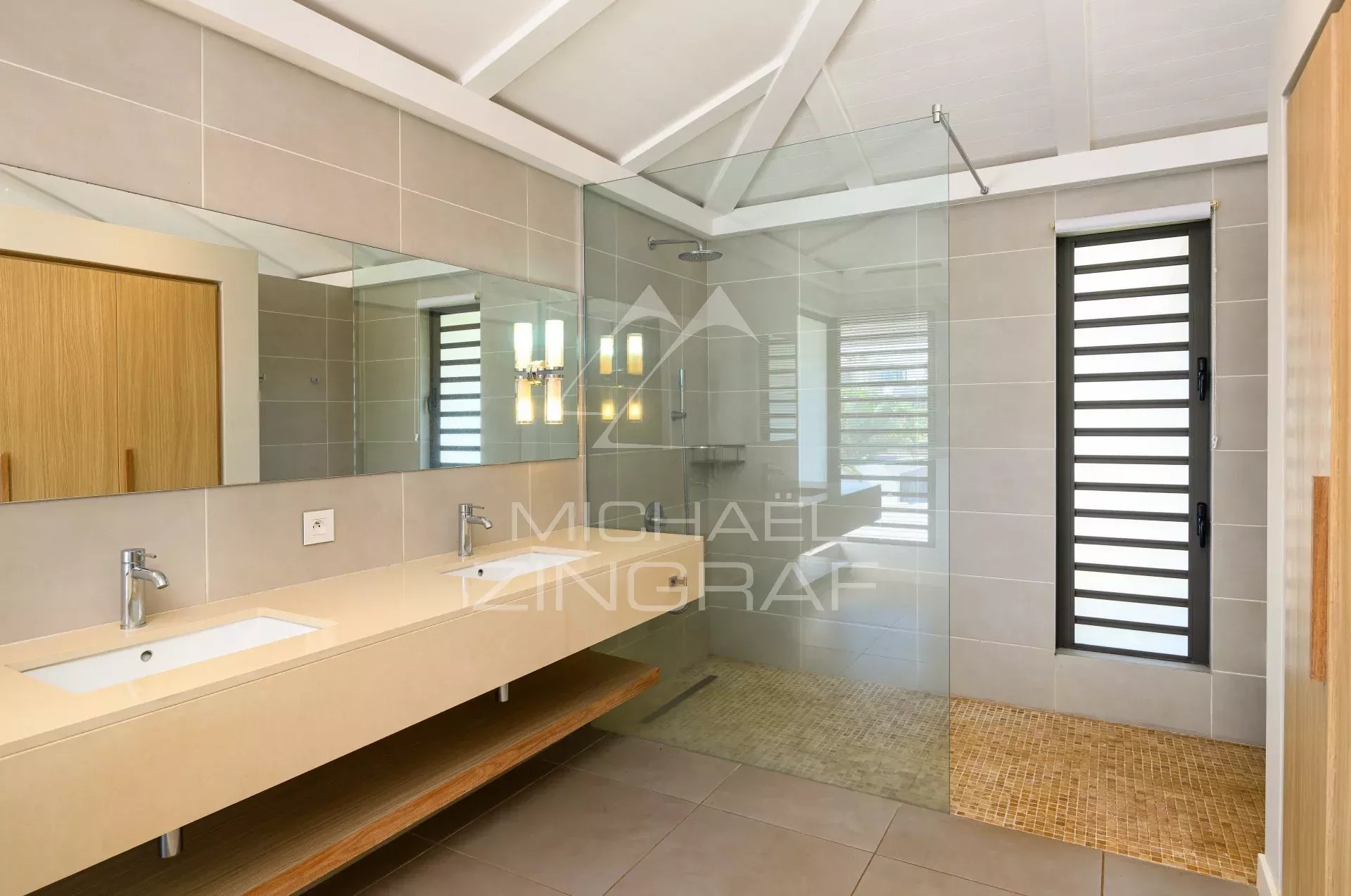 Salle de bain contemporaine Salle de bain moderne avec lavabo, miroir et douche à l'italienne.