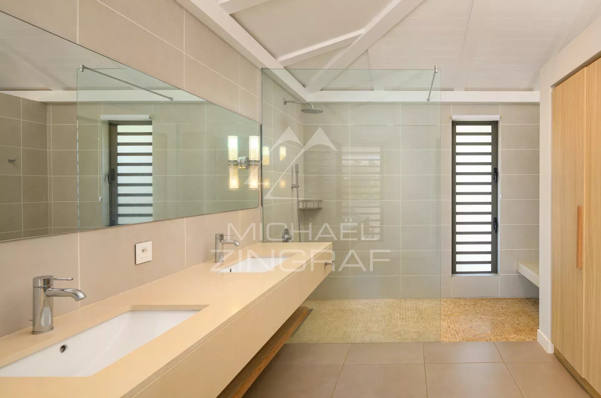 Salle de bain de villa à Haute Rive Salle de bain moderne avec douche et lavabo dans une villa à Haute Rive.