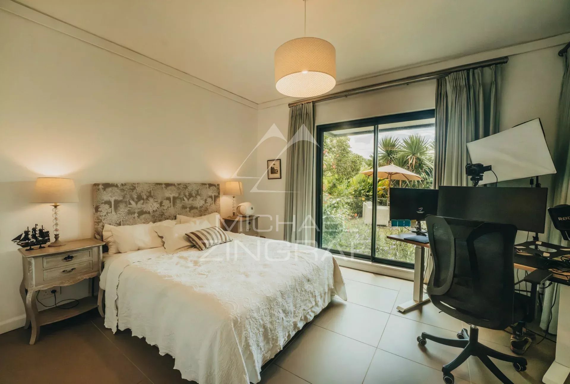 Bright bedroom in an apartment in Haute Rive Room in an elegant apartment with a desk and a garden view.