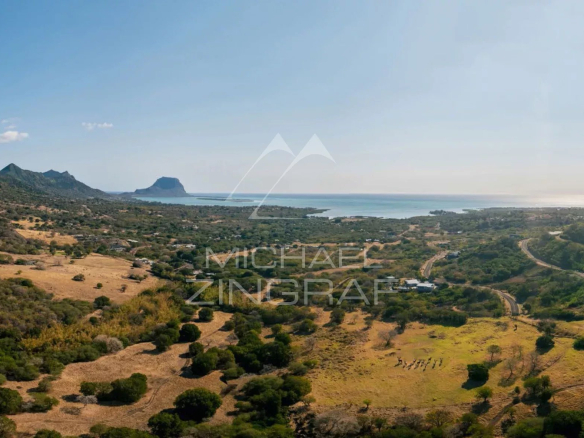 Vue panoramique de la villa à Rivière Noire, montrant l'océan et les montagnes environnantes.