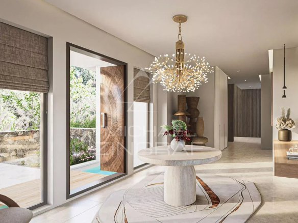 Intérieur d'une villa moderne avec un hall d'entrée lumineux et une décoration élégante.