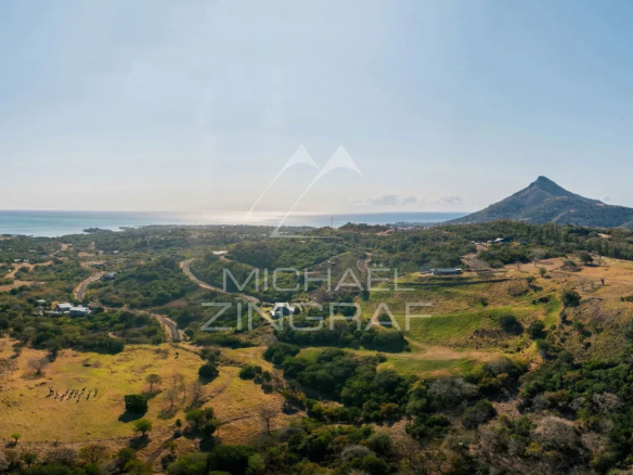 Vue panoramique sur la mer et les montagnes depuis une villa à Rivière Noire.