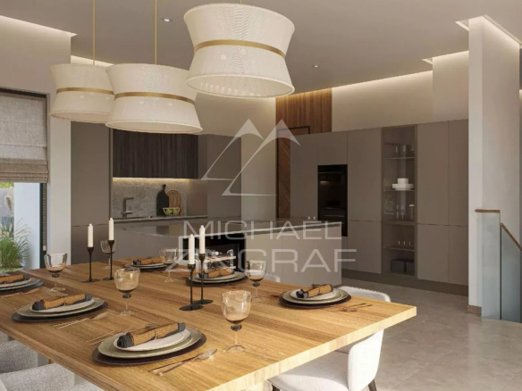 Intérieur d'une villa moderne avec une grande table à manger et des lampes suspendues.