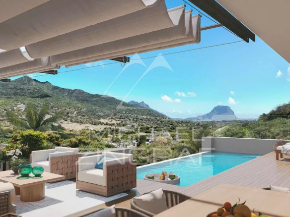 Terrasse d'une villa avec piscine, vue sur montagnes et mer à Rivière Noire.