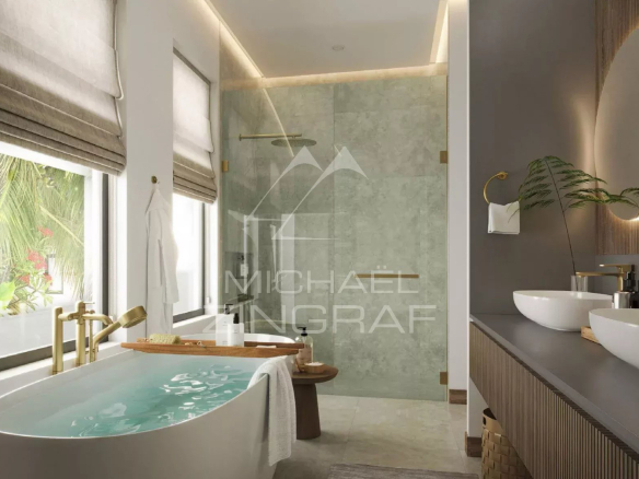 Salle de bain moderne avec baignoire et douche, lumière naturelle à travers les fenêtres.