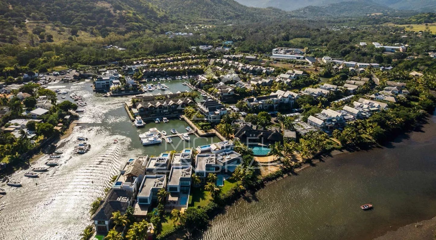 Domaine résidentiel à Rivière Noire Vue aérienne d'un domaine résidentiel à Rivière Noire avec villas et bateaux sur l'eau.